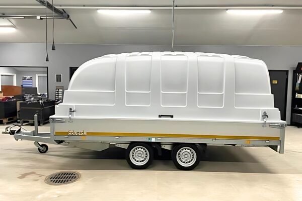 Eduard-Flatbed-lavettikarry-sivulle-aukeavalla-kuomulla-2700kg-kantavuus-2130kg-180×406x30cm-Traileman-konelavetti-myynti_1