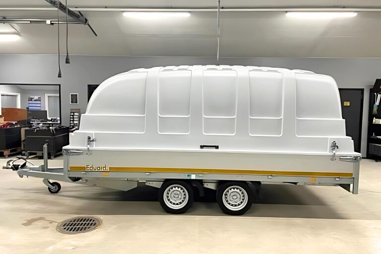 Eduard-Flatbed-lavettikarry-sivulle-aukeavalla-kuomulla-2700kg-kantavuus-2130kg-180×406x30cm-Traileman-konelavetti-myynti_1